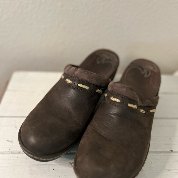 Columbia Dark Brown Mules with Cream Details - Picture 1 of 7